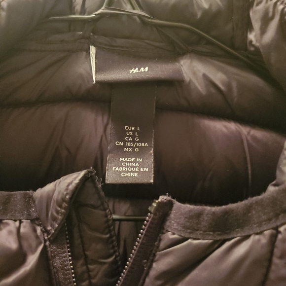 H&M black light weight puffer vest with hood size large - Picture 3 of 3